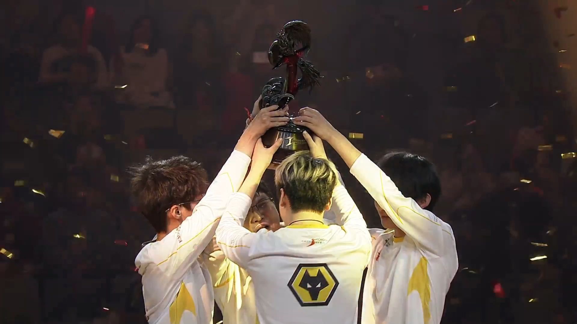 爱游戏入口-关于狼队新援表现出色，球队士气大振的信息