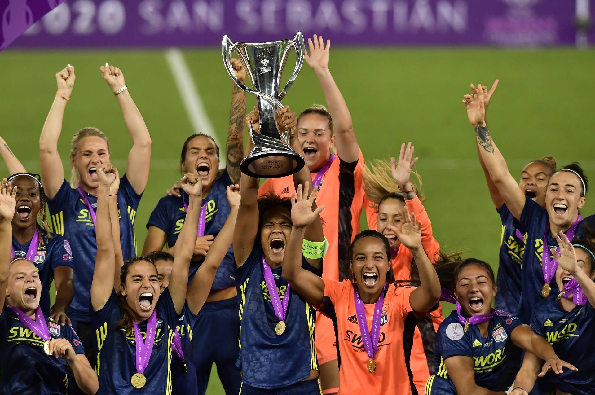 爱游戏娱乐-包含超级霸主夺冠又一东横西倒战绩的词条