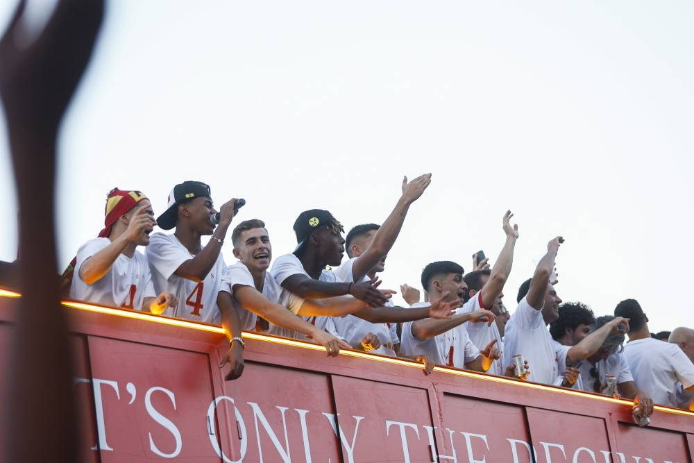 爱游戏体育-包含欧洲杯冠军奖杯巡展全球，吸引数万球迷的词条