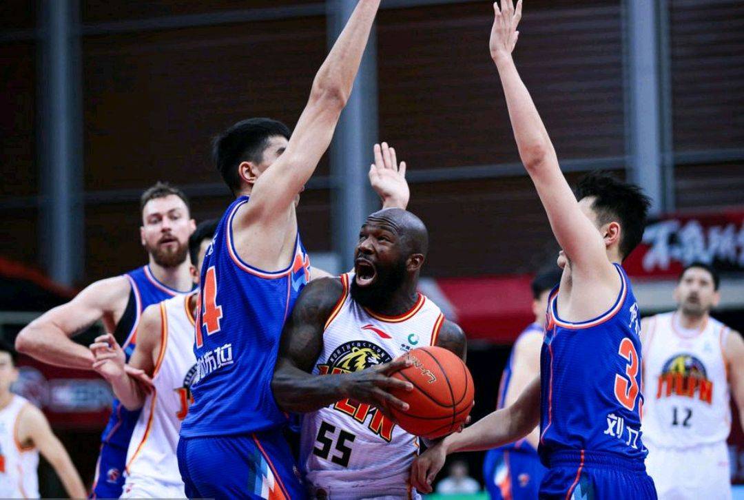 关于球场上的较量充满悬念,胜负难预料!的信息 关于球场上的较量充满悬念,胜负难预料!的信息