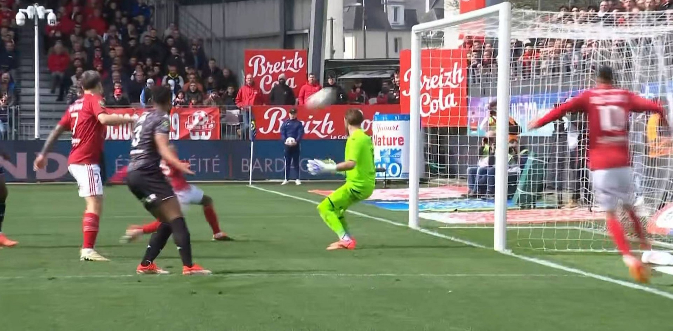 爱游戏娱乐-包含巴黎客场-大胜梅斯，取得法甲三连胜的词条