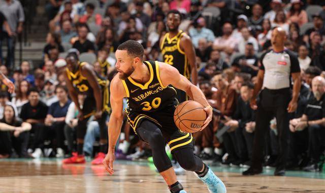 爱游戏官网-勇士队大比分赢得胜利，豪取两连胜