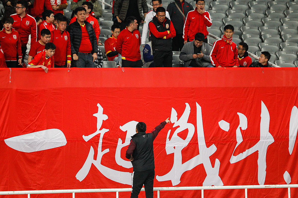 爱游戏入口-紧张激烈的比赛中，球队巧妙配合取得胜利