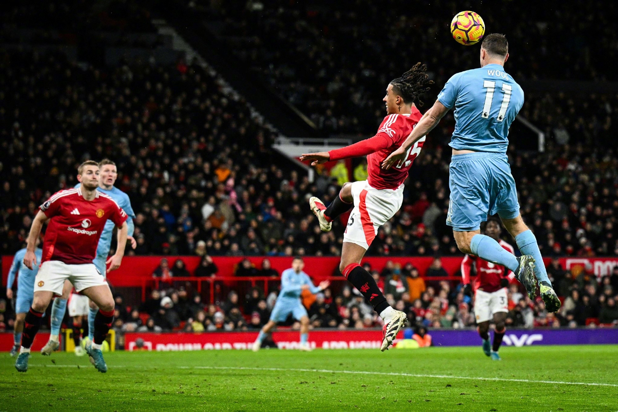 曼联客场惨败,球队连续遭遇失利 曼联客场惨败,球队连续遭遇失利