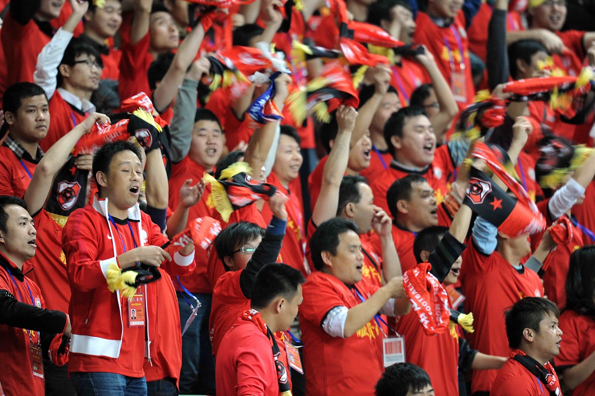 爱游戏在线-球员们相互支持鼓励，团队合作精神令人感动