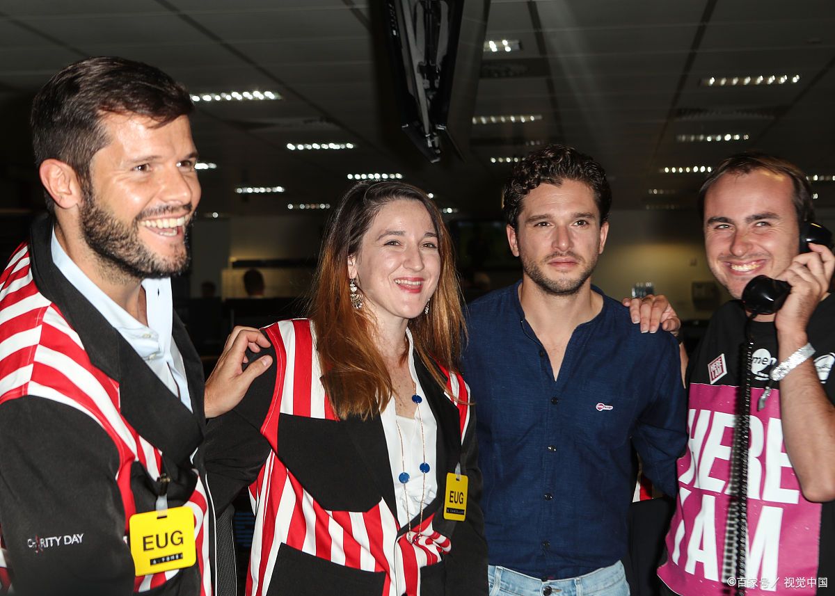 球员们相互支持鼓励，团队合作精神令人感动