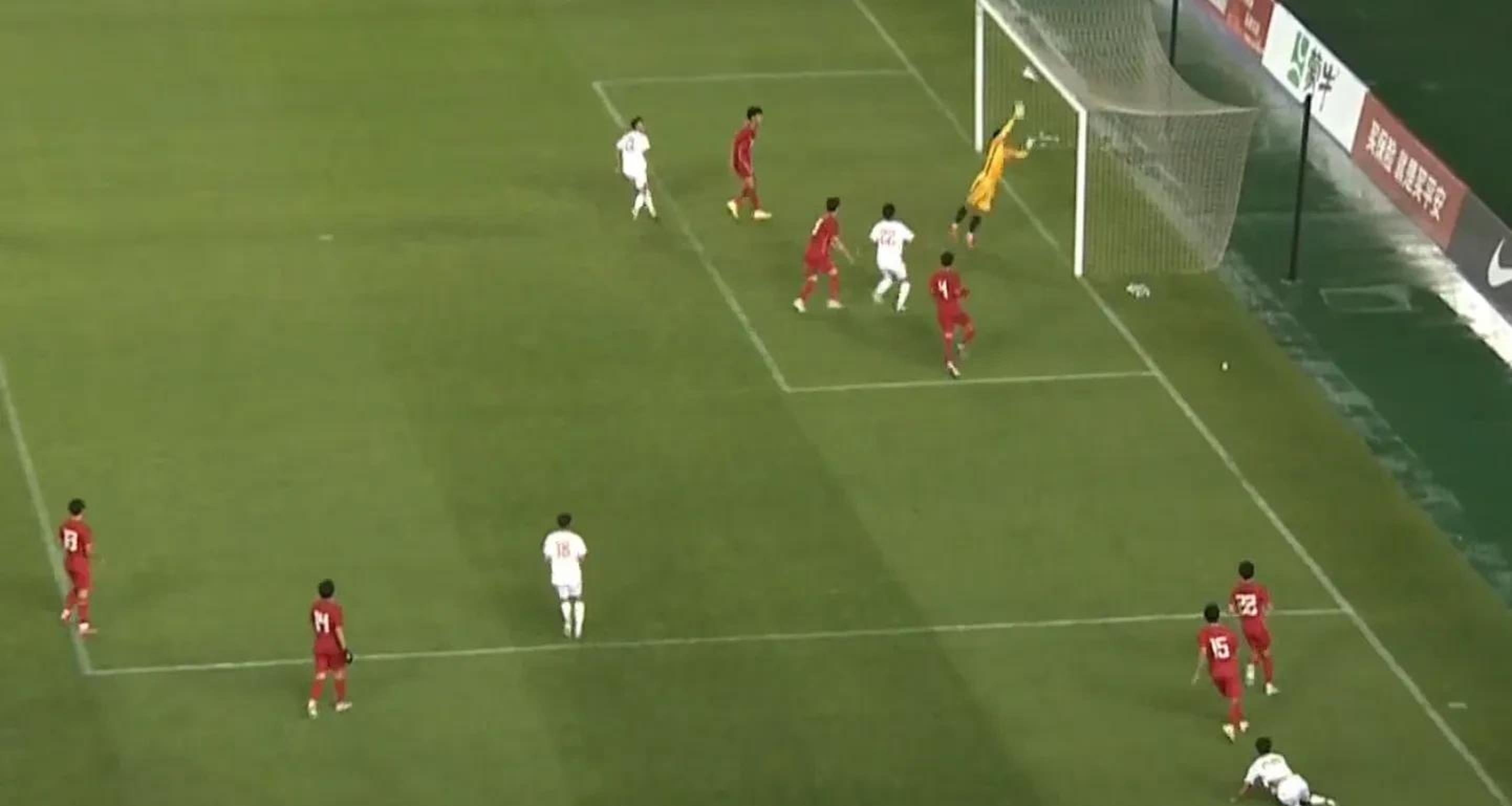 爱游戏大厅-队员出现纠纷，球场冲突频发引争议