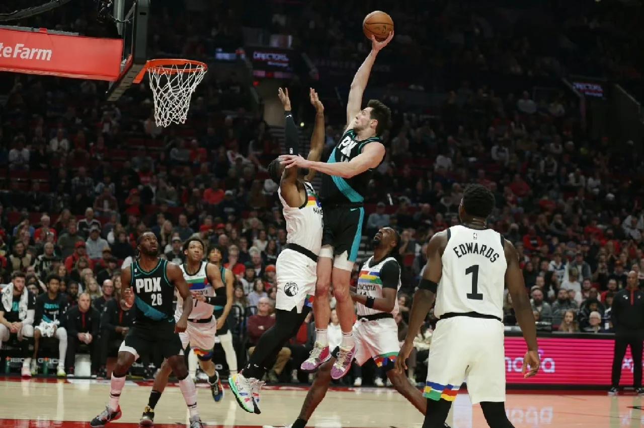 爱游戏-开拓者队长利拉德卓越表现，球队斩获大胜