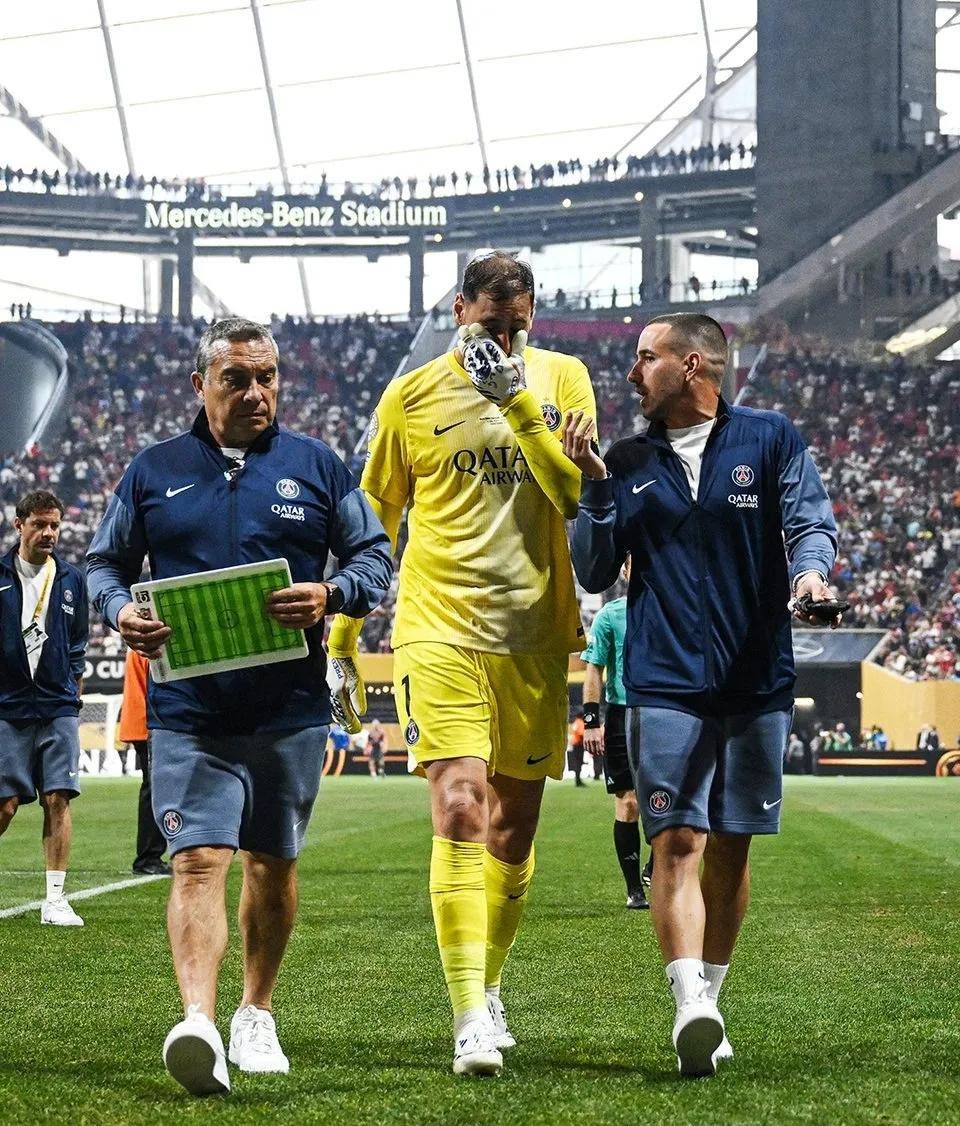 拜仁慕尼黑球迷集体欢呼球队取得胜利 拜仁慕尼黑球迷集体欢呼球队取得胜利