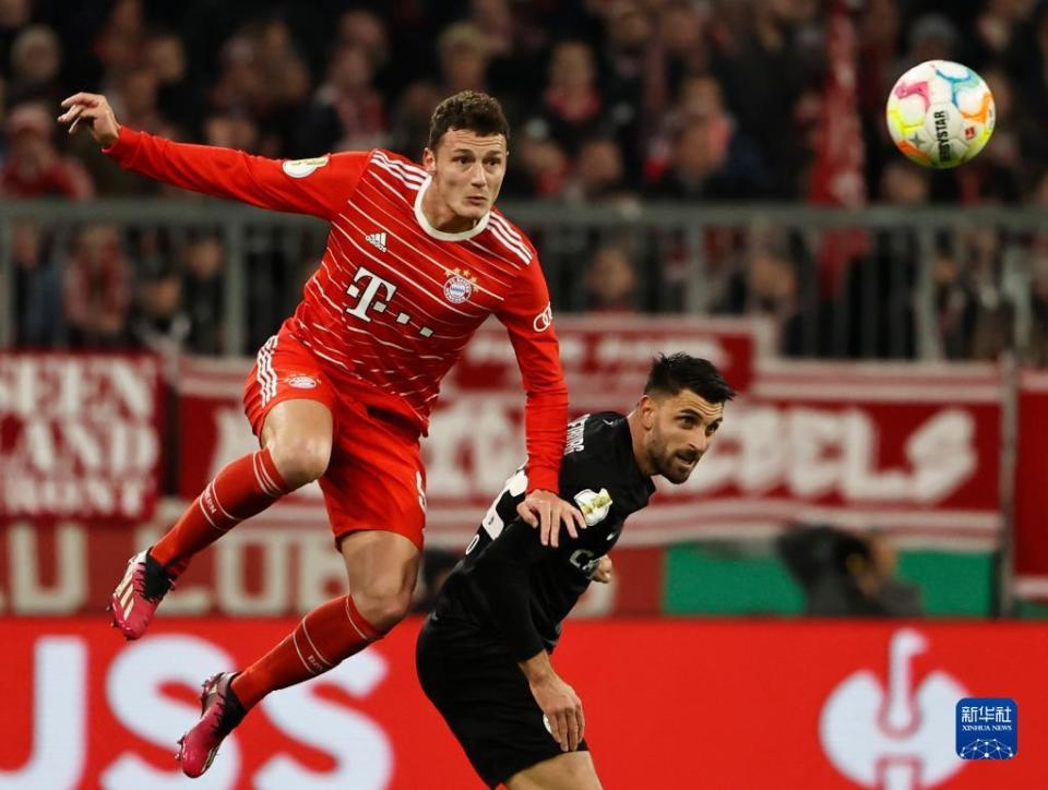 爱游戏官方入口-沙尔克04不敌弗莱堡，德甲保级局势严峻