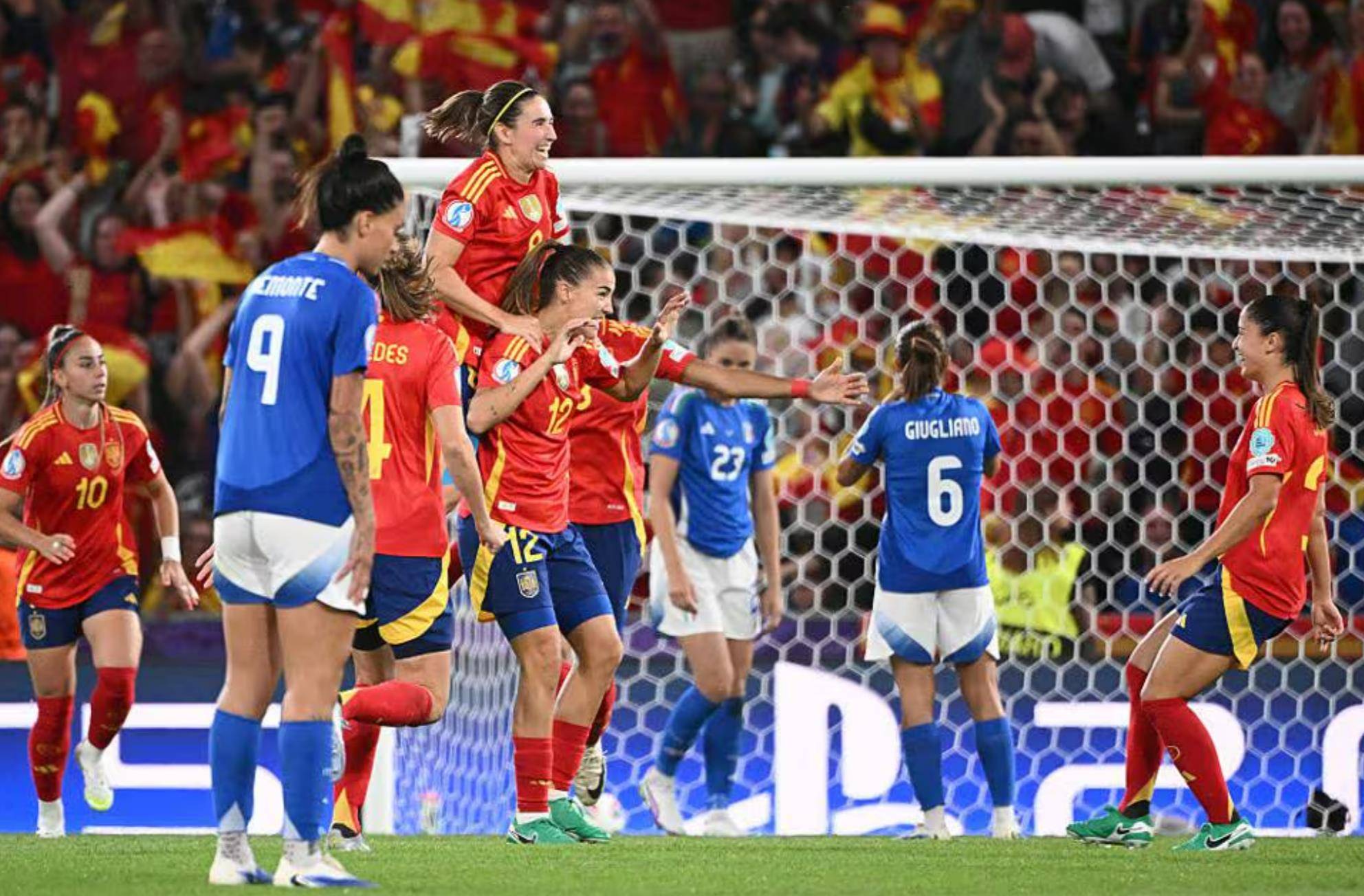 意大利女足队在比赛中取得胜利连连