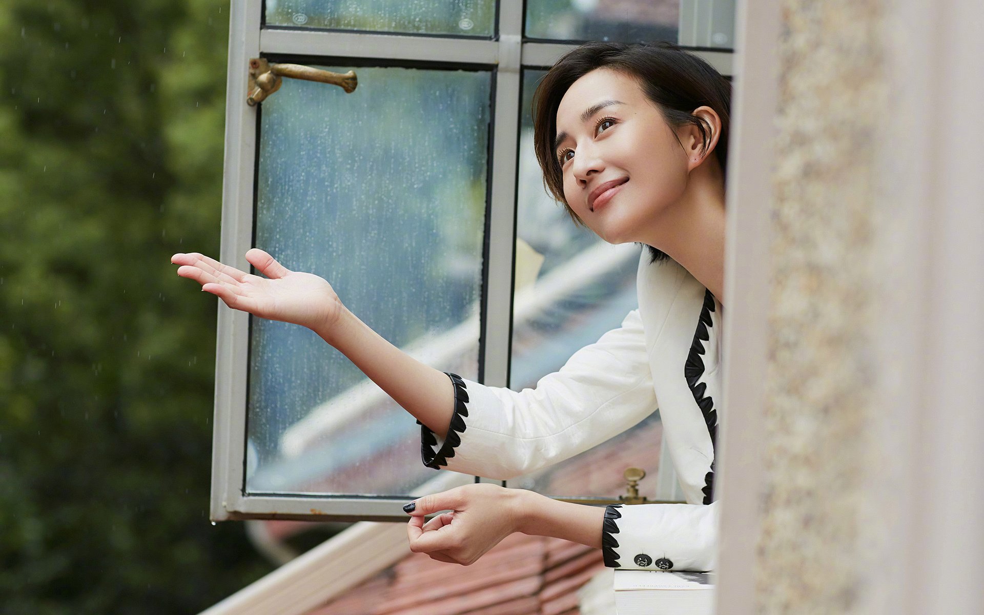 暮色惊雷,恩佐在午夜球场与正午阳光下的一体两面